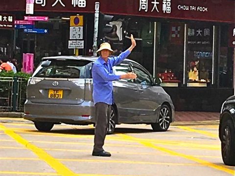 Priest becomes traffic guide to ease chaos
