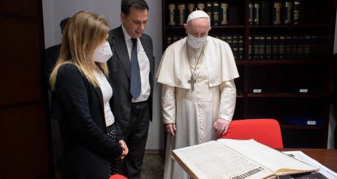Be creative, take risks, pope tells Vatican media Be creative, take risks, pope tells Vatican media