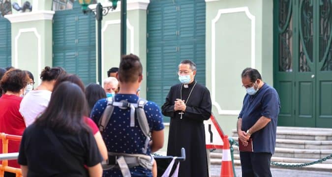 Macau diocese pitches in to distribute meals to stranded migrants 