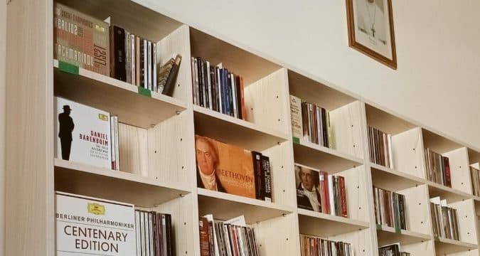Pope’s music library includes Elvis Pope’s music library includes Elvis