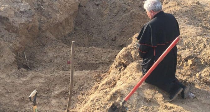 ￼Ukraine’s Way of the Cross: Papal almoner prays at mass grave