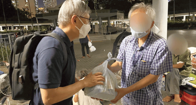 Bishop joins volunteers serving Hong Kong’s homeless 