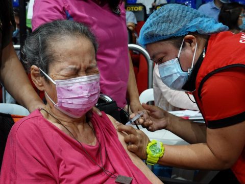 Philippine health workers ask Church help push for better hazard pay