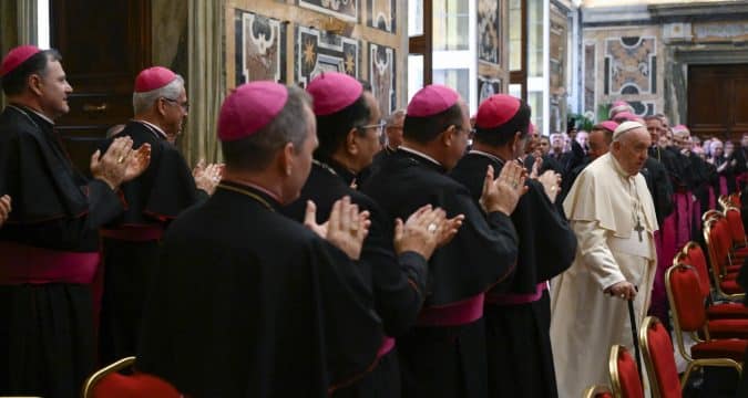 Pope meets bishops attending weeklong course 