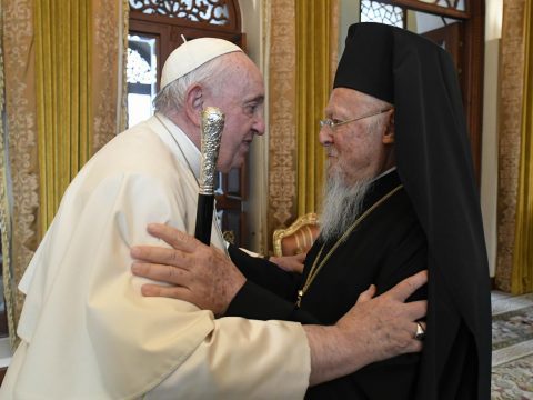 Overcoming divisions in Christianity would give world hope, pope says