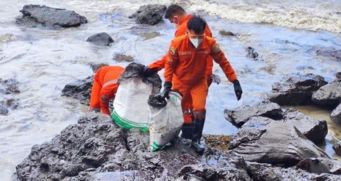 Oil spill sickens coastal residents in the Philippines
