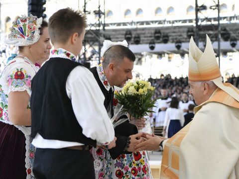 In Hungary, pope repeatedly reminds that true faith is open to others 