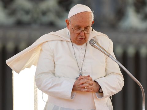 Pope prays for ‘just peace’ in Middle East and Ukraine Pope prays for ‘just peace’ in Middle East and Ukraine