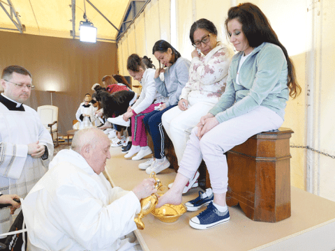 Pope washes feet of twelve women inmates