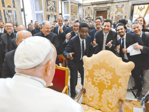 Pope swaps jokes with comedy stars Pope swaps jokes with comedy stars