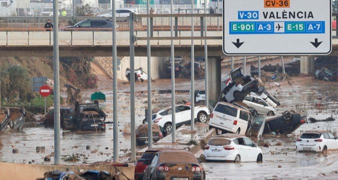 Thousands of volunteers arrive to help after tragic flood in Spain