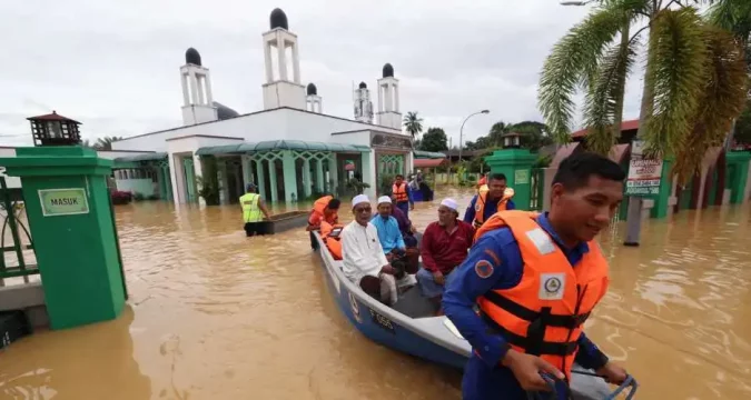 Floods in Malaysia result in four dead and over 80,000 displaced 