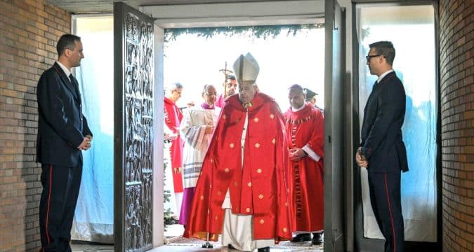 Don’t lose hope, pope says as he opens Holy Door at Rome prison Don’t lose hope, pope says as he opens Holy Door at Rome prison