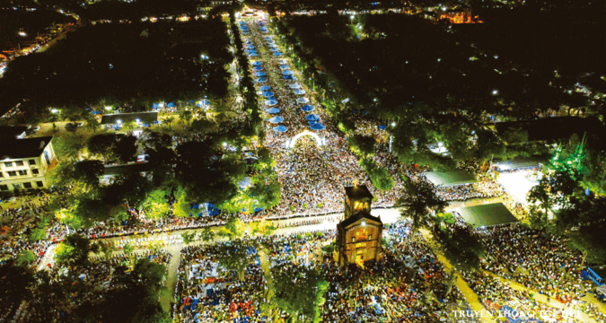 Vietnamese faithful throng shrine to celebrate the Assumption 