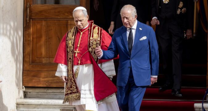Pope and British king share historic prayer 
