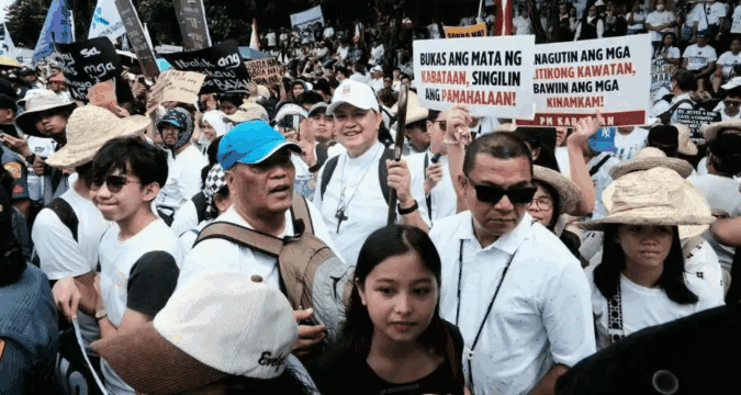 Filipinos protest corruption by wearing white for Mass 