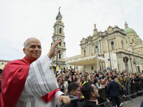Pope Leo marks anniversary of election at Marian shrine in Pompeii