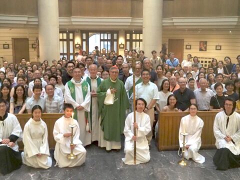 Cardinal Stephen visits Hong Kong emigrés in the UK
