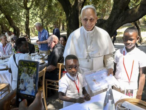 Pope Leo shares meal with the vulnerable at Castel Gandolfo Pope Leo shares meal with the vulnerable at Castel Gandolfo